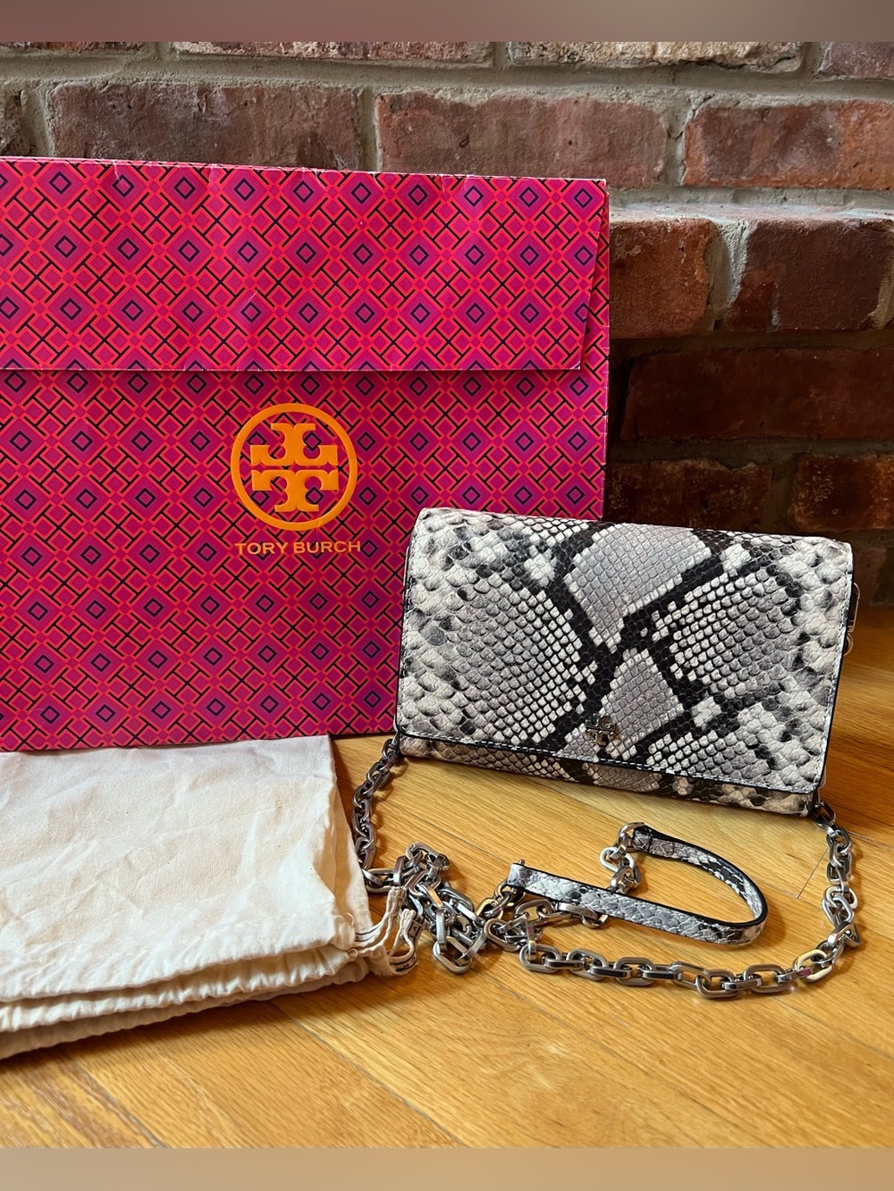 Tory Burch Natural Robinson Embossed Snakeskin Leather Ctossbody Chain Wallet